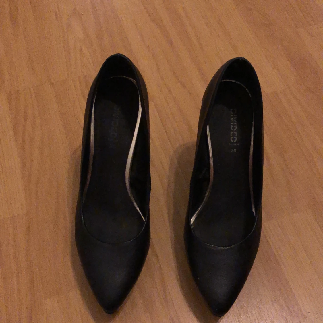 Ett par svarta klackskor