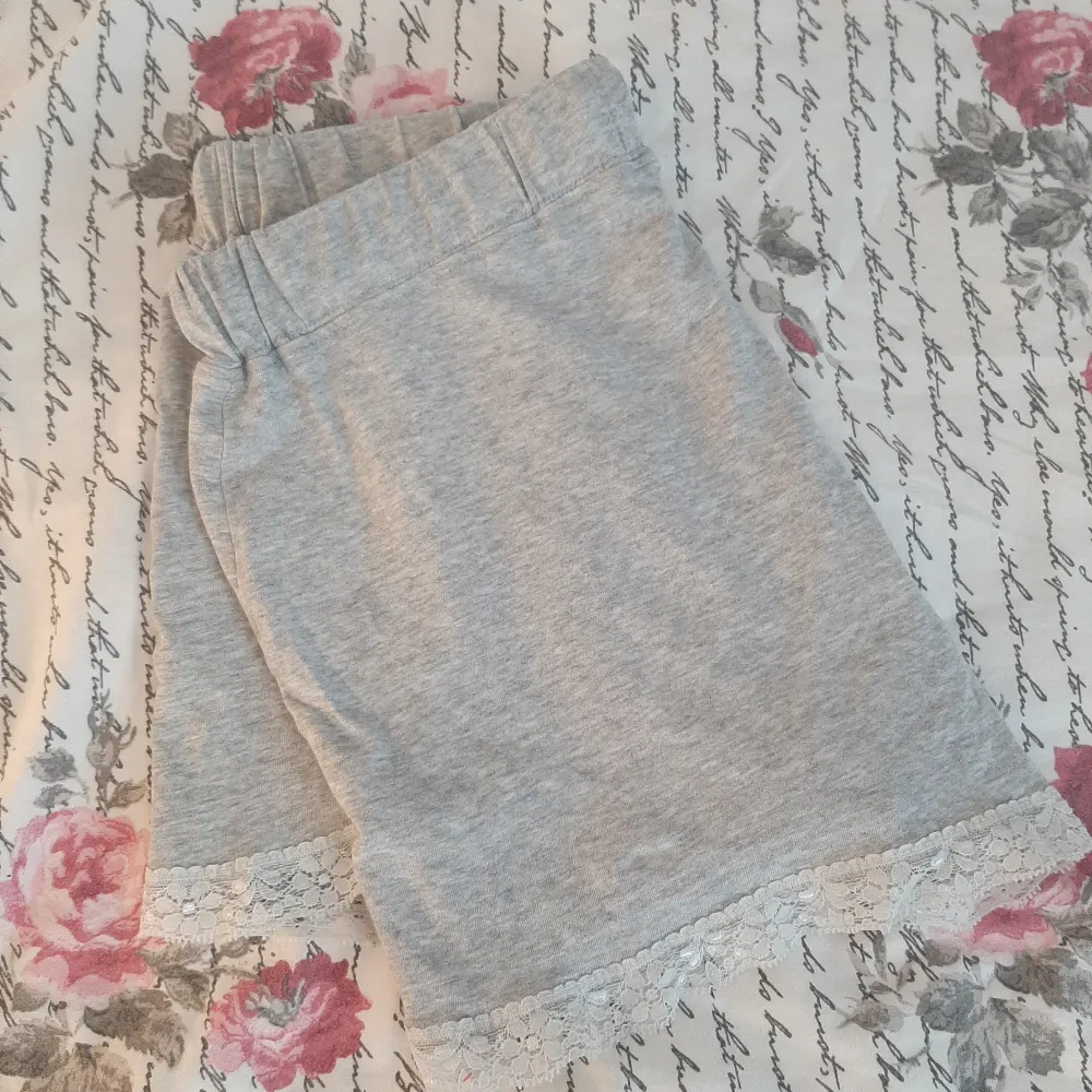 Gråa pyjamas shorts som har blivit för små för mig. Om du är intresserad skicka ett meddelande så bestämmer vi ett pris💕. Shorts.