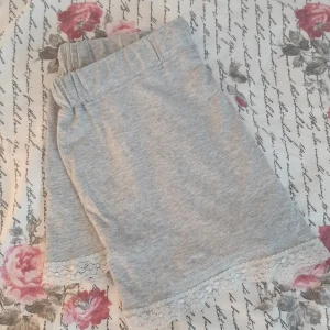 Pyjamas shorts storlek: XS - Gråa pyjamas shorts som har blivit för små för mig. Om du är intresserad skicka ett meddelande så bestämmer vi ett pris💕