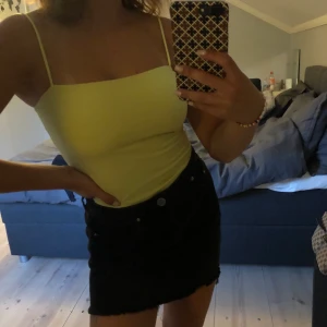 Neon linne - Neonfärgat gult kort linne från Gina tricot med dubbelt tyg vid titsen, FRAKT INGÅR I PRISET, kontakta för fler bilder, buda gärna