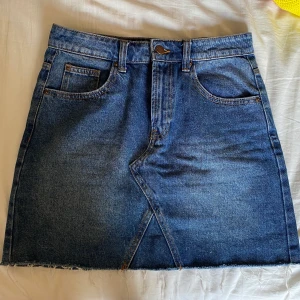 Skitsnygg jeanskjol - Jeanskjol från pull & bear i storlek 38, skulle dock säga att den är liten i storleken. 80 kr + frakt. Bra skick, använd Max 3 ggr
