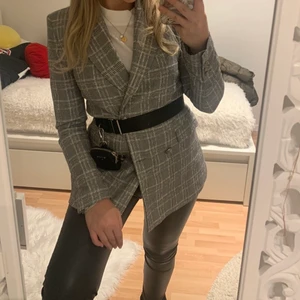 Zara kavaj/kappa - Säljer min fina zara kavaj/kappa i storlek 34. Använd vid endast ett tillfälle. 