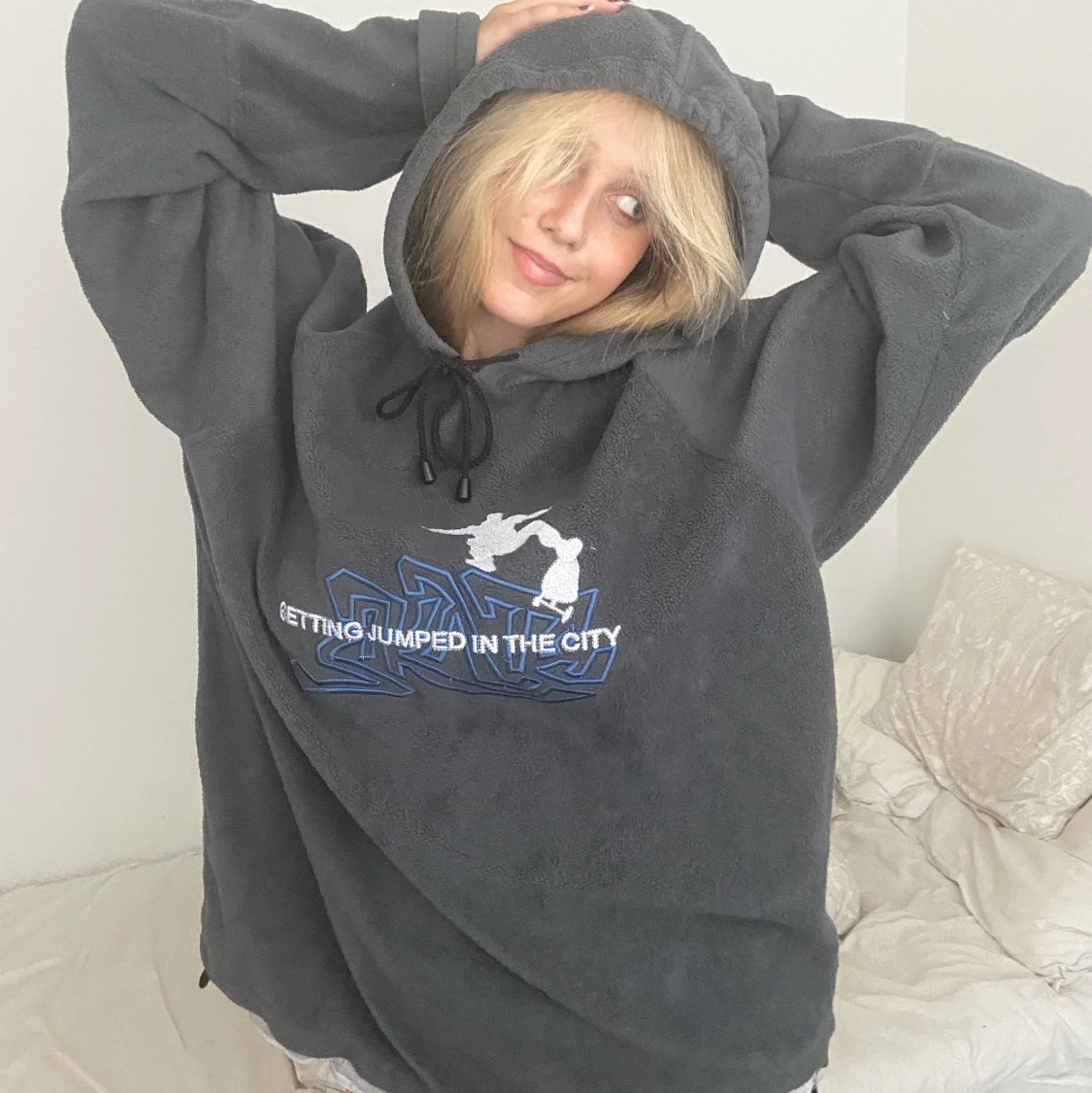 Så skön och cool hoodie med skate motiv✌