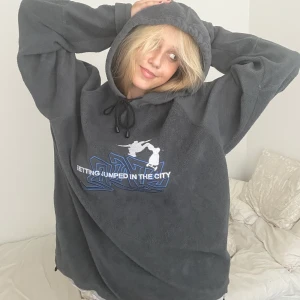 Så skön och cool hoodie med skate motiv✌ - cool stor hoodie i fleece tyg, man kan dra ihop den längst ner så den sitter åt på midjan, bra skick💋.  Nu är det många intresserade så nu är det budgivning i kommentarerna, avslutas på tisdag 18 augusti 20:00💕 budet börjar på 200kr +66kr frakt