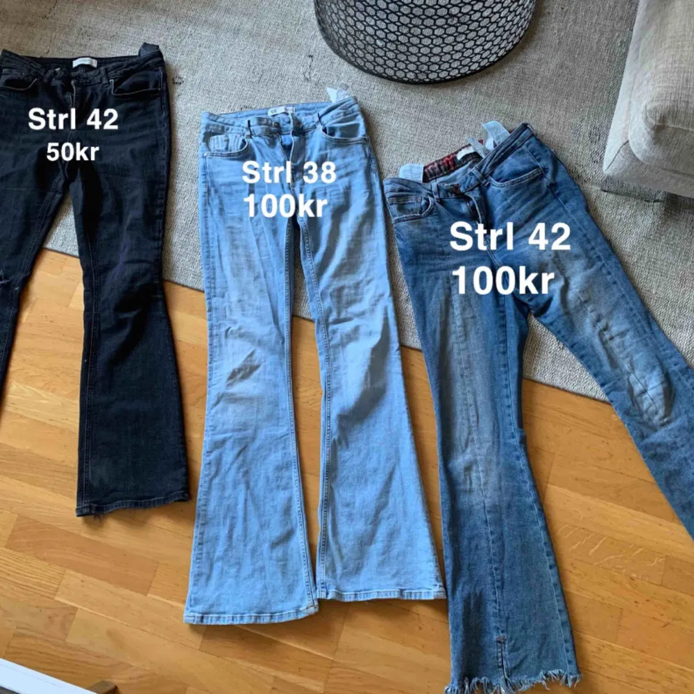 Bootcut jeans från Zara, dom i strl 42 skulle jag inte påstå är en 42 utan mer en 38/40 (Zaras strl är jätteskeva), dom blåa är båda i bra skick, dom gråa är väldigt slitna och har klippt hålet själv därav billiga . Jeans & Byxor.