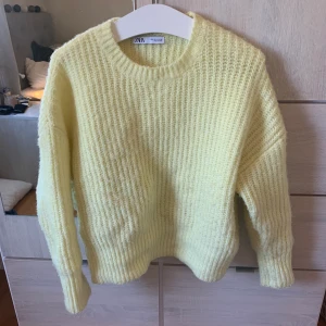 Gul stickad tröja från Zara - Säljer denna fina tröja pga att den inte används. Köptes på zara för ca 2 månader sedan. Köpare står för frakt