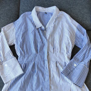 Zara skjorta oversized - Jättefin oversized skjorta ifrån Zara, storlek S. Har sedan själv sytt in den i midjan, tyvärr blev den lite för liten runt midjan på mig, så på ngn som har typ W26 sitter den jättebra! Skickar gärna, frakt tillkommer på 49kr🤗❤️