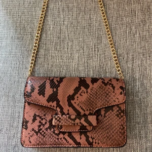 Väska från Mango - Väska i djurmönster från Mango. Använd 1 gång ❤️🖤❤️
