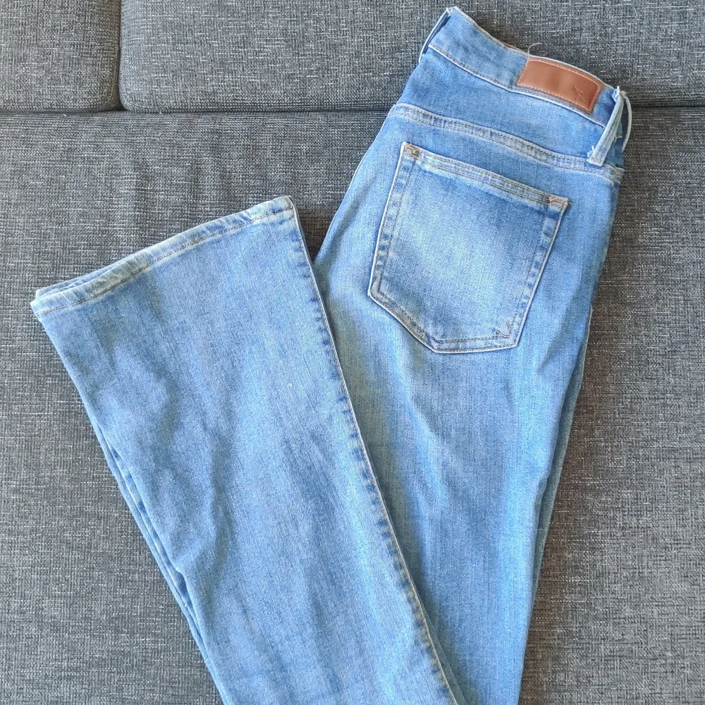 Jätte snygga bootcut jeans ifrån Bikbok. Storlek M, högmidjade, typ som en W27-28. Jag är 169 och dem passar bra i längden på mig. Skickar gärna, frakt tillkommer på 60kr.. Jeans & Byxor.