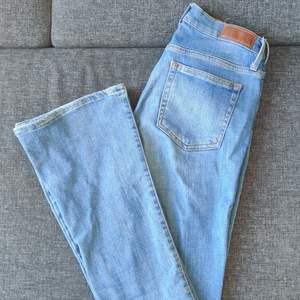 Jätte snygga bootcut jeans ifrån Bikbok. Storlek M, högmidjade, typ som en W27-28. Jag är 169 och dem passar bra i längden på mig. Skickar gärna, frakt tillkommer på 60kr.