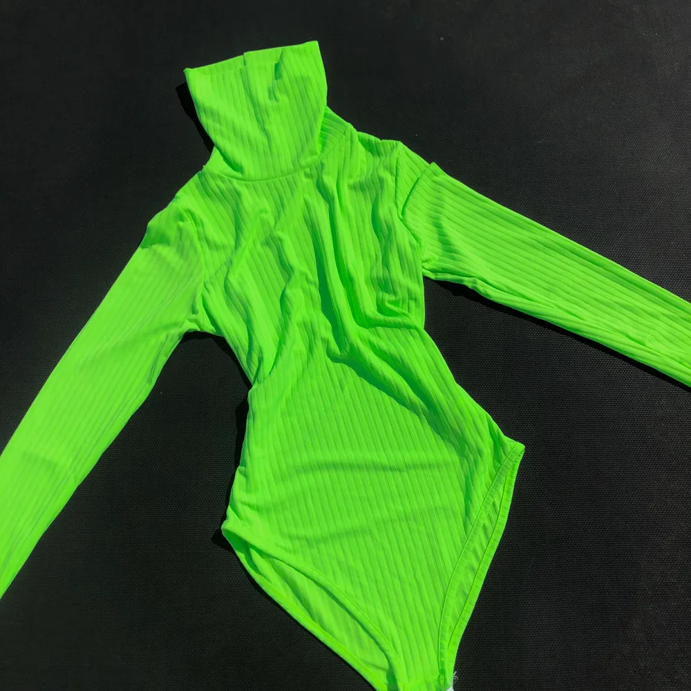 💕 en ribbad neon-gul/grön bodysuit som endast har använts 1 gång, mycket bra skick och stretchbar !! kragen kan justeras/vikas. frakt kostnad tillkommer . Toppar.