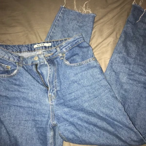 Jeans från na-kd - Passar mig som är 36 bra också 💓 säljs för har inte användning för dom längre:)jättefint skick,  frakt tillkommer på 60 kr✌🏼