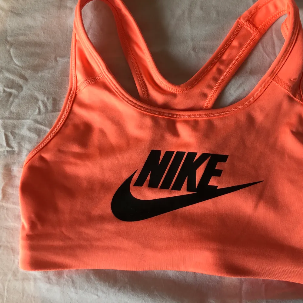 Säljer denna rosa sport bh från Nike, använd fåtal gånger. Är mera rosa i verkligheten, ser mer orange ut i kameran! Frakt tillkommer. Toppar.