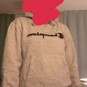 Champion hoodie - Väldigt bra passform. Säljer för den är för liten. Inga skador eller fläckar. Frakt tillkommer 🚚 