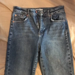 Jeans - Jeans som jag tyvärr har växt ur, använda ett antal gånger men i bra skick, inga hål eller liknanden, skriv för frågor eller fler bilder. På bilderna 2 o 3 är det min kompis som är 1.73. Nypris: 400kr