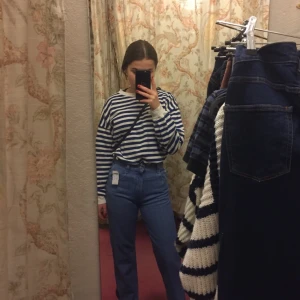 Jeans - Säljer dessa superfina, raka, blå jeansen från märket ”Lee”. Jeansen är köpta på secondhand för 650kr och har tyvärr nu blivit för små. De är i ett ganska ickestrechigt material men en otroligt snygg modell💓