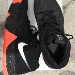 Kyrie 4 - Gamla basket skor som jag inte använder längre. Har haft dem i 4 månader och dem är i mycket bra skick 7-10 