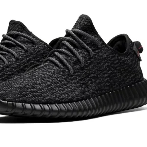 Adidas yeezy boost black - Adidas yeezy boost svarta. Stl. 40. Kan ej garantera att de är äkta då jag varken har låda eller kvitto kvar (fick de av min syster, säljer då de är för små både för henne och mig). Väldigt fint begagnat skick. Fler bilder kan skickas.