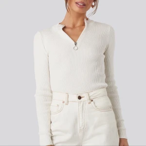 Tröja från Na-kd - Superfin tröja med dragkedja från Na-kd som är helt oanvänd! Storlek XS. Frakt på 44kr tillkommer 📦