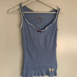 odd molly linne, strl 0 (xs-s) - helt oanvändt odd molly linne i ljusblått. Passar dig som har strl XS-S. Ordinarie pris 200-300Frakten står man själv för. 