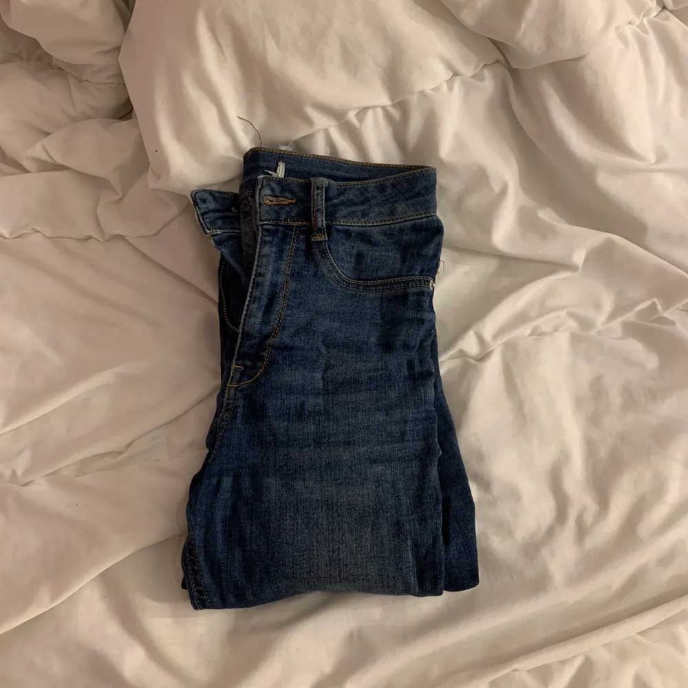 blåa jeans. knappt använda. perfekt passform och perfekt längd för mig som e 170 lång.. Jeans & Byxor.