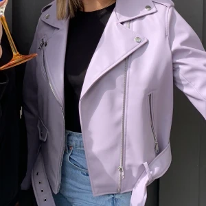 Lila skinnjacka från zara  - Säljer denna snygga skinnjacka från zara som tyvärr inte kommer till användning. Storlek XL men sitter snyggt på mig som vanligtvis har storlek S. Har sytt fast bandet i bak (se sista bilden) då bandet gled ur lätt. Men det går att sprätta upp.