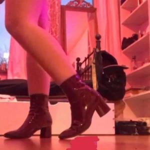 Röda boots  - Röda boots köpta på zara 2017 för 650kr. Använda 2-3 ggr så de är i gott skick💕 *inte mina bilder*                                 Frakt tillkommer på 63kr!!