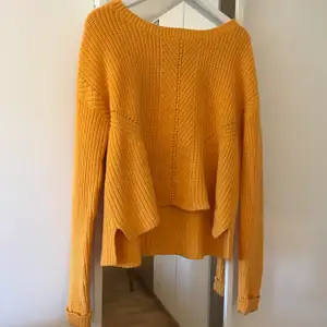 Fin gul/orange stickad tröja från Bik bok, storlek M. Har aldrig använt den då den är för stor för mig. Nypris 349kr. Köparen står för frakten. ☀️