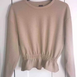  - Säljer den här super fina tröjan från Gina tricot, super bra skick, använd bara en gång, köpte den för 149kr , vid intresse av fler bilder är det bara att skriva till mig
