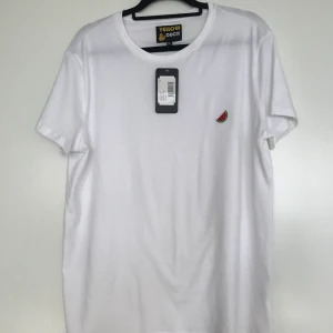 T-Shirt från Yellow Duck - Säljer min söta t-shirt från Yellow duck då den inte passade mig riktigt. Lappen sitter kvar då den aldrig använts. Köparen står för frakten 🦋