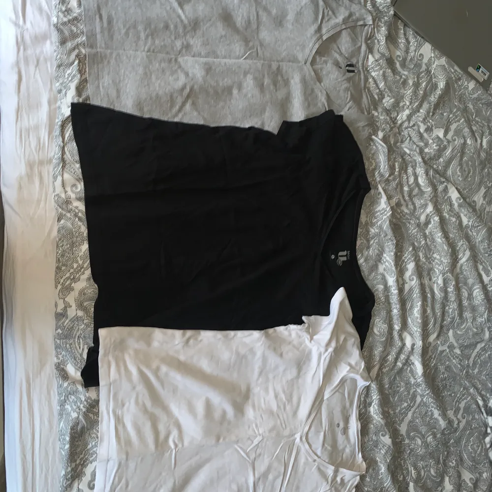 Säljer dessa 3 T-shirts för 99 kr tillsammans inklusive frakt!! Vet inte vart dem är köpte men det står att märket är basic U. Storlek S på allihopa. Den vita och gråa sitter lite tajtare och den svarta lite lösare. Funkar bra som basic toppar! . T-shirts.