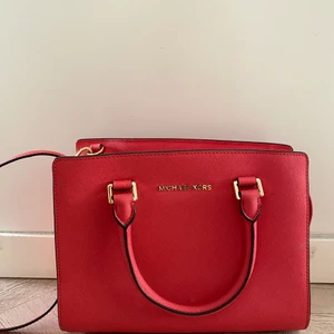 Michael Kors väska - Köptes i butiken i Stockholm 2016, men tyvärr inte kommit till användning sedan dess. Inga defekter, som ny! Köptes för 2700kr ⭐️⭐️⭐️
