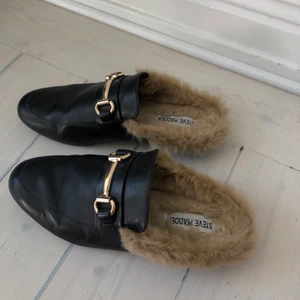 Steve Madden skor  - Steve Madden skor i storlek 36. Svart läder och brun päls. Väldigt fint skick, knappt användna. 