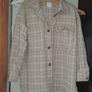 H&M overshirt - En overshirt/jacka från H&M i storlek M-L. Den sitter mycket oversized på mig som är M. Den är använd en gång och är i superskick och passar sensommar/höst.🍁 kostade 300 :- när jag köpte den. 