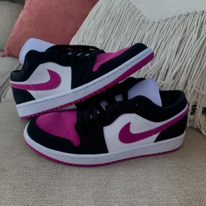 Air jordans - Airjordans storlek 40-41, köp direkt för 1250kr + 63kr frakt! Eller buda från 1200kr och de avslutas på onsdag