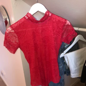 Röd spetsbody - En röd spetsbody från BIKBOK. Superfin och endast använd en gång! Bjuder på frakten🤍