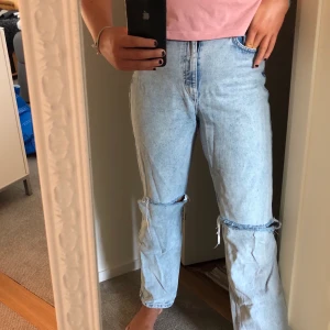 Row jeans weekday  - Ljusblåa Row jeans från weekday, med själv klippta hål. Liknar de populära Gina tricot Jeansen. Sitter jätte bra och i ett bra skick. Frakt tillkommer 