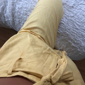 Gula linnebyxor - Fina linnebyxor från Zara. Använda endast en gång. Finns ett skärp som man kan ta bort om man vill. Färgen stämmer bäst med den sista bilden.