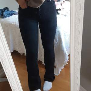 As snygga hel svarta bootcut jeans från Bik bok!!❤ stretchiga och sitter där dom ska. Använda enstaka gång så dom är i topp slicka! Jag är 170 för referens på längd!! Original pris 600 och pris kan diskuteras!❤