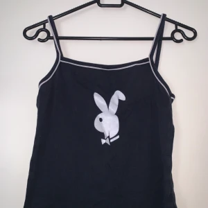 Playboy linne - Playboy sov-linne, vanligt linne. Hämtas upp eller fraktas, köparen står för frakten. Frakten ligger på ca 40 kr.