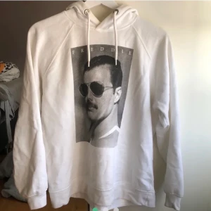 Stay hoodie - Jätte fin hoodie som tyvärr inte kommer till användning längre, inga slitningar bara en liten missfärgning men inget som syns alls:)