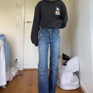 Abercrombie & fitch jeans w26 L34 - Skitsnygga jeans från abercrombie & fitch, bootcut & knappar ist för dragkedja!