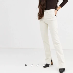 & other stories jeans - Ett par helt oanvända jeans med prislapp kvaf från & other stories. Storlek 28 i midjan samt långa i benen på mig som är 170cm. Passar S. Köpta för 690, säljer för 300kr eller högsta bud! Färgen är beige inte vit