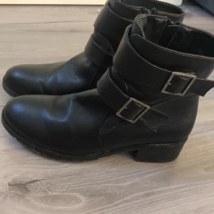 Stövlar  - Stövlar med foder i. Använd en vinter. Bra skick. Frakt ingår