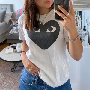 Tröja från COMME des GARCONS - Super fin tröja ifrån COMME des GARCONS deras Play collection! Super snygg och skön. Den perfekta basic tröjan fast med ändå lite aktion! Super cool och snygg perfect nu ifrån skolan och varmare väder! Passar jätte bra med vad som hälst! Använt sparsamt💕💕