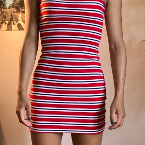 BASIC KLÄNNING - Supercool och Basic klänning. Snygg till sommaren. Köpare står för frakt💕