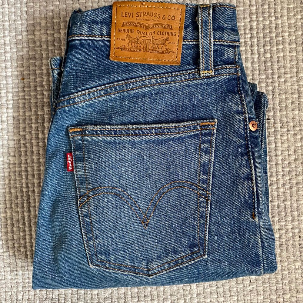 Ett par jeans från Levi’s i i rak modell, passar xs/s. Köptes för 1200, säljer för 250+frakt✨. Jeans & Byxor.