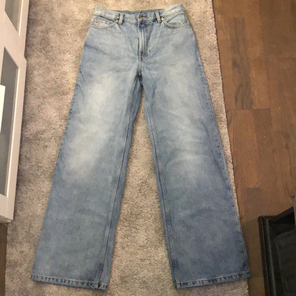 Säljer ett par jeans från monki. Super snygga men tyvärr beställda i fel storlek. Aldrig använda bara testade.  Budet börjar från 200 + frakt. . Jeans & Byxor.