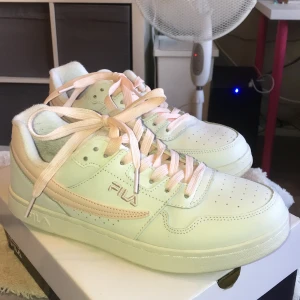 Fila Arcade sneakers white/rosewater - Endast använda vid 2 korta tillfällen, kartongen finns kvar men kvittot är tyvärr slängt. Det tillkommer även ett par vita skosnören😄