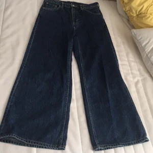Jeans - Vida långa jeans, mörkblå färg. Från weekday, modellen ”ACE”. Har en liten liten skråma på högra sidan som är ca 2-3 cm. Går dock att sy ihop lätt! Förövrigt god kvalite näst intill oanvända. Köpta för 500kr säljs för 190kr!